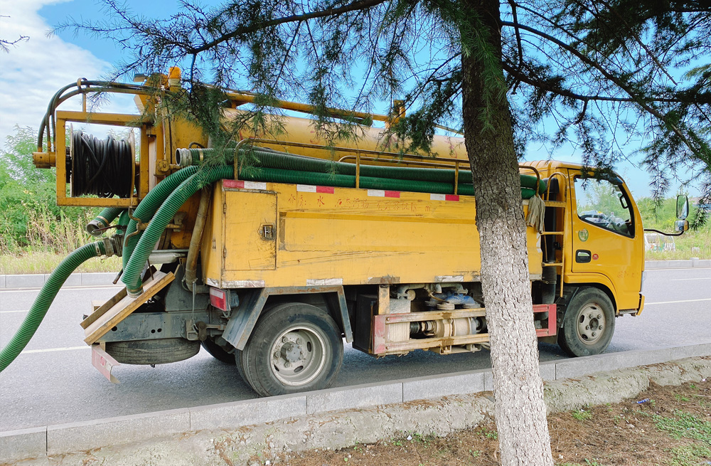 后白清洗抽粪车