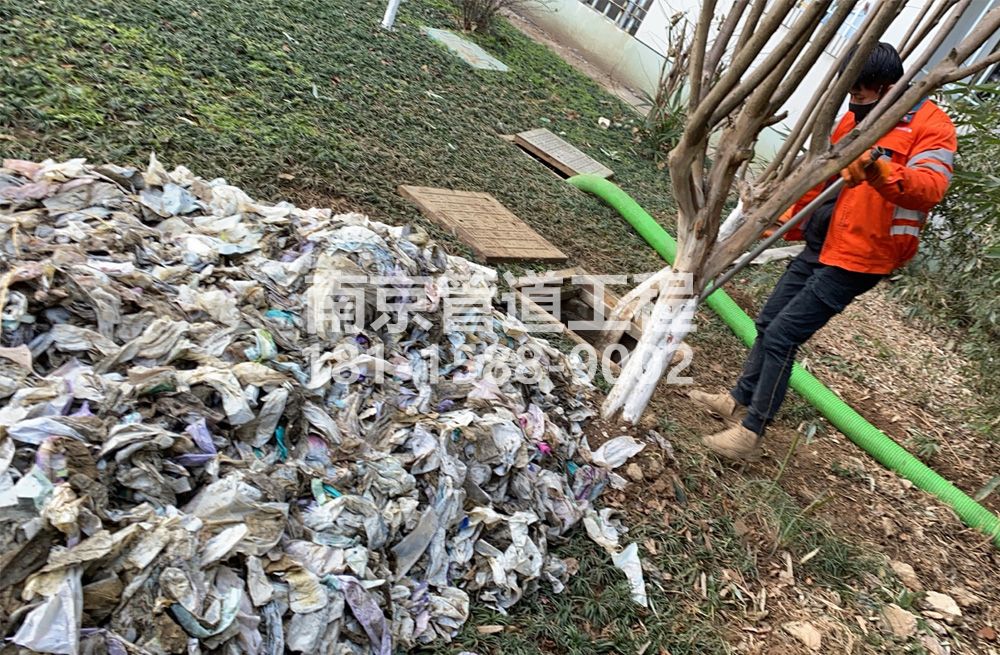 315后白化粪池垃圾清理